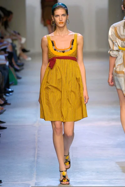 Look 16